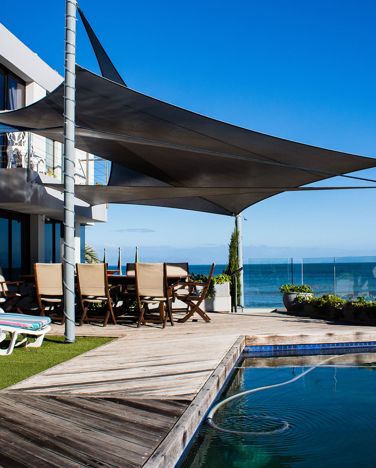 House by the sea content-1